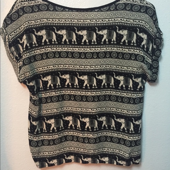 A’gaci Elephant crop top - Picture 2 of 3